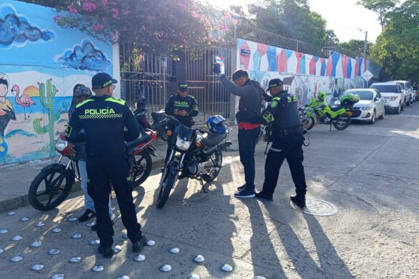 La Policía Nacional realiza controles a conductores y motorizados en inmediaciones de los planteles educativos, verificando documentación y antecedentes. Foto La Guajira Hoy 