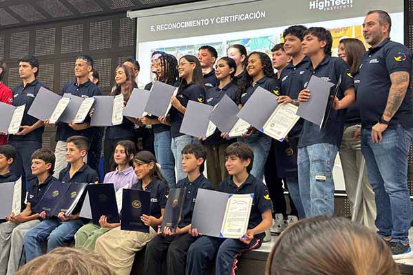 En la fotografía José Luis Ortega con otros galardonados luego de la premiación. . Foto cortesía álbum familiar En la fotografía José Luis Ortega con otros galardonados luego de la premiación. . Foto cortesía álbum familiar
