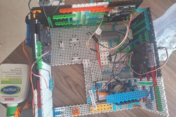 Este robot médico fue el invento que presentó el joven samario en el evento mundial en Corea del Sur. Foto cortesía álbum familiar