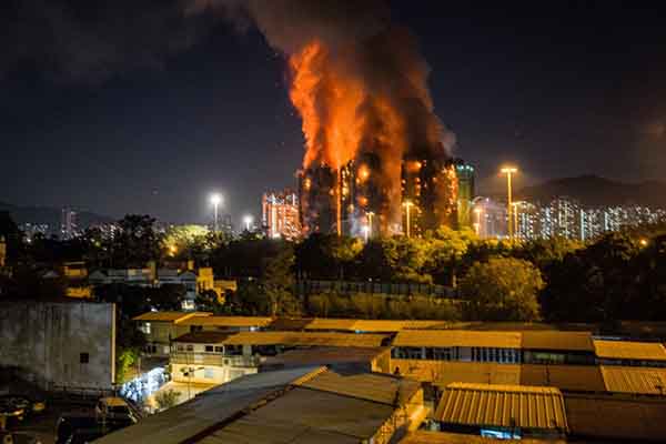 El incendio se originó en los andamios exteriores de un edificio en renovación, según el gobierno de Hong Kong. EFE/EPA/Leung Man Hei