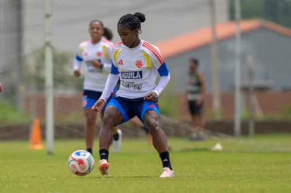 : Linda Caicedo dominando el balón en el campo de juego. Foto Federación Colombiana de Fútbol