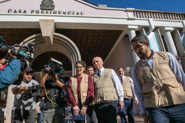 El jefe de la Misión de Observación Electoral de la Organización de Estados Americanos, OEA, el excanciller de Paraguay Eladio Loizaga, centro, sale de la Casa Presidencial tras una reunión con la presidenta de Honduras, Xiomara Castro, el pasado viernes en Tegucigalpa, Honduras. Loizaga augura que las elecciones de hoy 30 de noviembre en Honduras "caminen dentro de un marco de paz, de tranquilidad y responsabilidad" de la ciudadanía. (Foto EFE/STR)