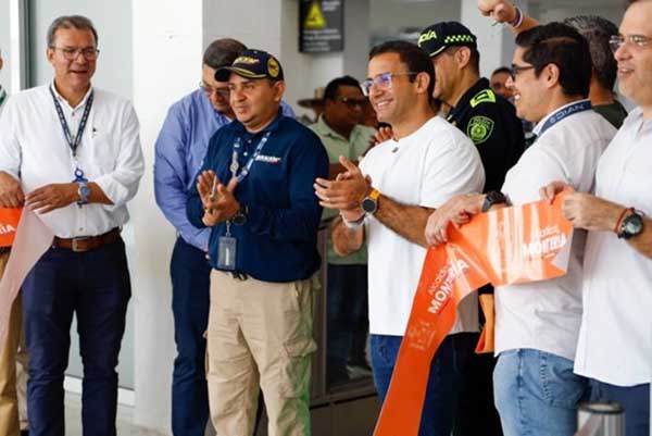 Alcalde de Montería Hugo Kerguelén con funcionarios y policía nacional. Foto Alcaldía de Montería  