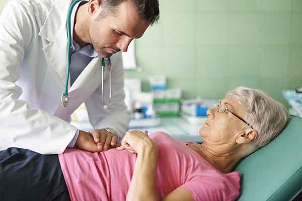 El destacado médico de origen cubano Carlos Finlay Barrés, dedicó su vida a salvar a soldados estadounidenses, así como a la población civil en América Latina; gracias a ello y a  todas sus aportaciones medicas se decidió que el 3 de diciembre —día de su natalicio— fuera en su honor. En la gráfica, los médicos salvando vidas. (Foto: Anna Bizon)