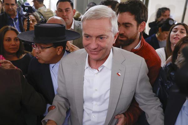 El candidato a la Presidencia de Chile por el Partido Republicano y Social Cristiano, José Antonio Kast, llega a votar este domingo, en Paine (Chile). Kast ganó la Presidencia de Chile, derrotando por un amplio margen de casi 20 puntos a la izquierdista Jeannette Jara, con el 57,4 % de los votos escrutados, según cifras del Servicio Electoral. EFE/ Elvis González