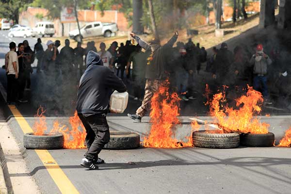 Simpatizantes del Partido Libertad y Refundación de Honduras bloquean una calle durante una manifestación en Tegucigalpa. EFE/Gustavo Amador