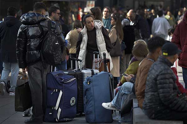 Grupo de turistas en un aeropuerto retornando a sus hogares para las fiestas de navidad y año nuevo. Foto EFE /Chema Moya