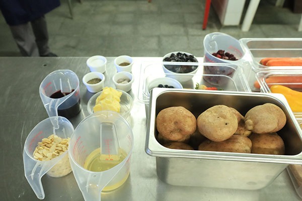 Ingredientes frescos y previamente medidos se alistan en la mesa de cocina para la preparación de los diferentes platos durante. Foto Derechos Reservados EL INFORMADOR