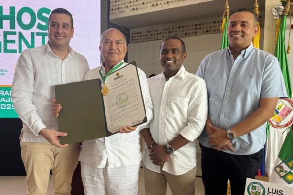 El homenajeado Amylkar Acosta, junto a los diputados, Mateo Luquez y Daniel Ceballos; el secretario de Gobierno, Misael Velásquez Granadillo. Foto cortesía La Guajira Hoy