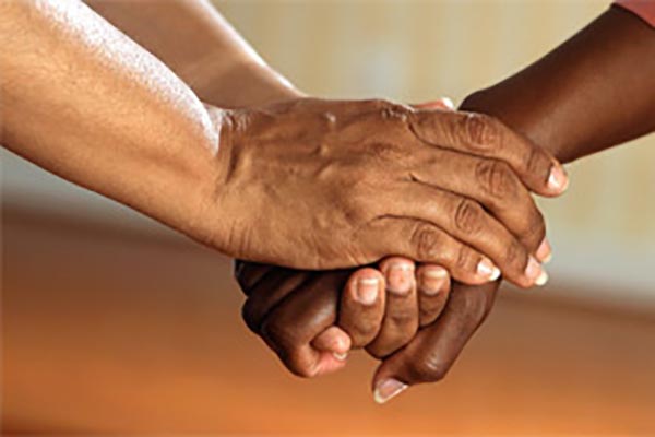 La única retribución de la solidaridad es sumar pequeños gestos para lograr grandes cambios en la humanidad. Foto referencia IA 