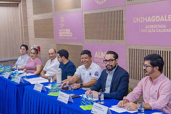 Jurado integrado por el rector, Pablo Vera Salazar; Josué Sancho, representante del sector empresarial en salud tecnológica; y Paola Niño Suárez, docente del Instituto Politécnico Nacional de México. Foto Unimagdalena