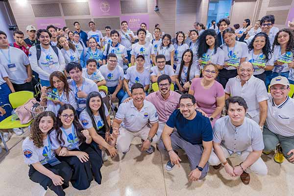 Pablo Vera Salazar, Rector de Unimagdalena, en compañía de los participantes de la jornada. Foto Unimagdalena 