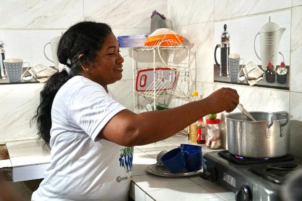 Una mujer cocinando con gas natural en su hogar en La Guajira. Foto Gobernación de La Guajira