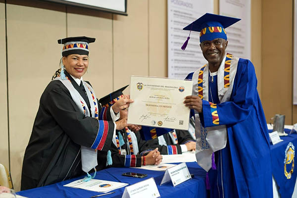 Leinin Caamaño, funcionaria de Unimagdalena y Seifar Aponzá, formador del futbolista recibiendo su diploma . Foto Unimagdalena