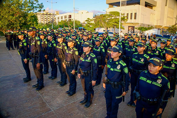 Con la llegada de este grupo, el número de uniformados al servicio de la seguridad en Santa Marta asciende a 2.623. Foto Alcaldía