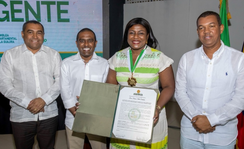 Diana Tello, recibió la medalla Dama Guajira; de manos del presidente de la Asamblea, Daniel Ceballos, le acompañan los diputados, Reginaldo Barros y Olimpo Núñez.