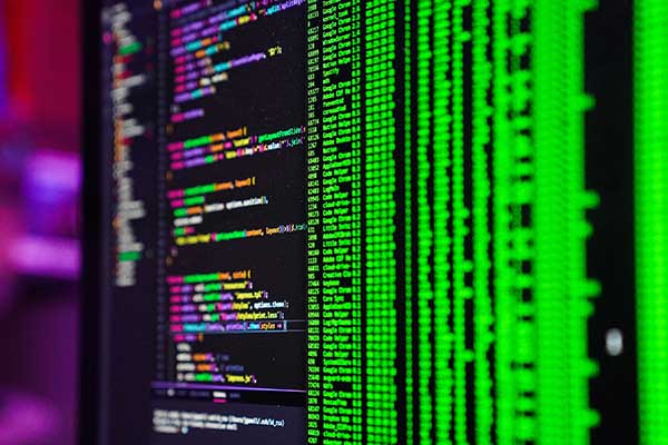 A través de algoritmos avanzados de IA, los ciberdelincuentes logran automatizar y escalar sus intrusiones. Foto: Joan Gamell-Unsplash. A través de algoritmos avanzados de IA, los ciberdelincuentes logran automatizar y escalar sus intrusiones. Foto: Joan Gamell-Unsplash.