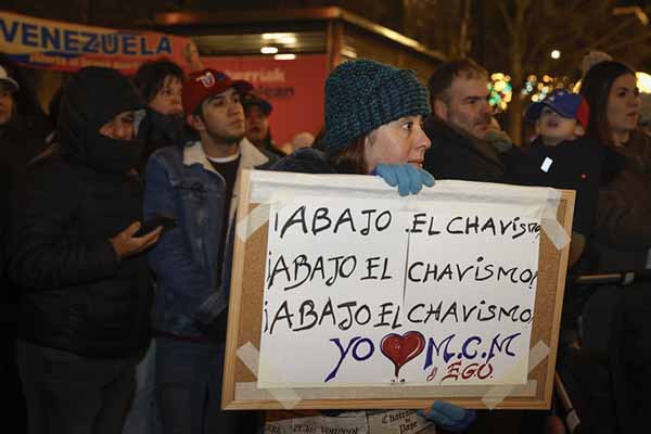 Más de un centenar de venezolanos residentes en Pamplona se han concentrado para mostrar su alegría por la captura del presidente Nicolás Maduro. EFE/ Villar López