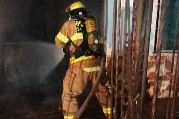 Unidades del Cuerpo de Bomberos Voluntarios de Santa Marta atendieron el incendio estructural registrado en una vivienda del sector de Villa Marbella. Foto cortesía