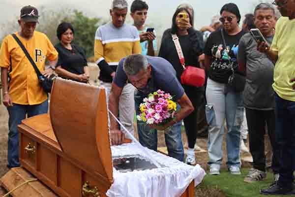 En una ceremonia íntima, fue despedida Rosa Elena González, una de los civiles fallecidos en los ataques de fuerzas estadounidenses. EFE/ Miguel Gutiérrez En una ceremonia íntima, fue despedida Rosa Elena González, una de los civiles fallecidos en los ataques de fuerzas estadounidenses. EFE/ Miguel Gutiérrez