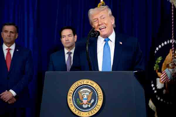 El presidente estadounidense, Donald Trump, habla durante una conferencia de prensa en el Club Mar-a-Lago en Palm Beach, Florida. Archivo EFE/EPA/Nicole Combeau / Pool