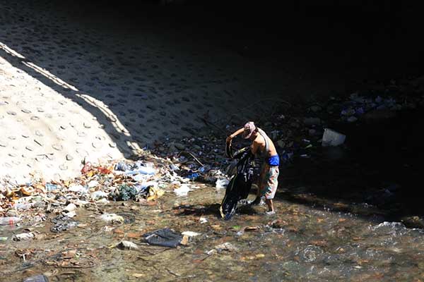 Habitantes de calle se refugian bajo el puente de la avenida Campo Serrano, exponiendo su vida ante una posible creciente súbita del río durante la temporada de lluvias. Foto derechos reservados EL INFORMADOR.