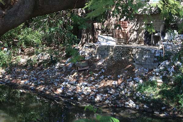 Viviendas ubicadas a pocos metros del cauce han invadido la ronda hídrica, construyendo patios y estructuras que agravan la contaminación y ponen en riesgo el equilibrio del afluente. Foto derechos reservados EL INFORMADOR.