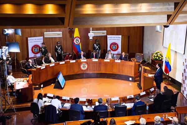 Corte Constitucional de Colombia en medio de una sesión. Foto Senado 