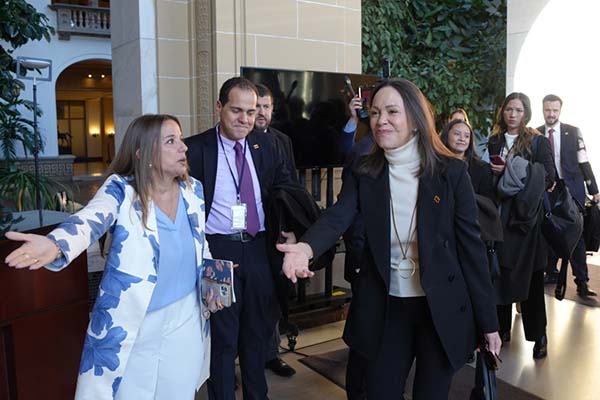La líder opositora María Corina Machado llega para asistir a una reunión con el secretario general de la OEA, Albert R. Ramdin, en Washington (Estados Unidos). EFE/ Octavio Guzmán