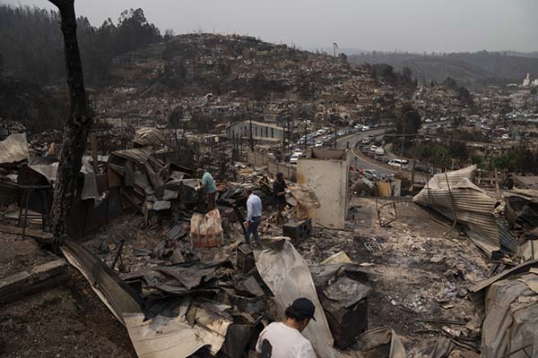 Fotografía que muestra varias viviendas afectadas, tras un incendio forestal en la localidad de Lirquén, a 17 Kilómetros de distancia de la ciudad de Concepción, en la región del Biobío (Chile). EFE/ Adriana Thomasa