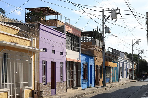 Joya’ arquitectónica No. 41 – Este edificio fue construido en la calle Cangrejalito (calle 11) entre la avenida del Fundador (carrera primera) y la carrera segunda. Foto derechos reservados EL INFORMADOR Joya’ arquitectónica No. 41 – Este edificio fue construido en la calle Cangrejalito (calle 11) entre la avenida del Fundador (carrera primera) y la carrera segunda. Foto derechos reservados EL INFORMADOR