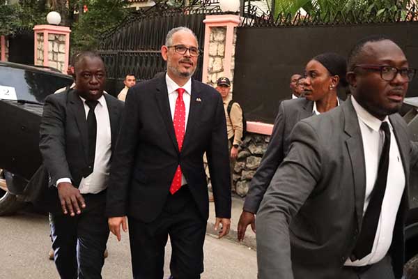 Fotografía de archivo del 18 de julio de 2025 que muestra al primer ministro haitiano, Alix Didier Fils-Aimé, saliendo del consulado colombiano en Puerto Príncipe (Haití). EFE/ Patrice Noel/ archivo