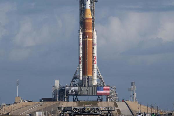 El cohete del Sistema de Lanzamiento Espacial (SLS) y la nave espacial Orion (arriba) de la misión Artemis II, en el Centro Espacial Kennedy en Cabo Cañaveral, EE.UU. EFE/ Joel Kowsky/ NASA