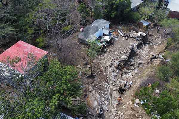 Panorámica contrapicada del sector Vista al Mar, donde se observa una vivienda destrozada por el desastre natura de la lluvia. Foto derechos reservados EL INFORMADOR