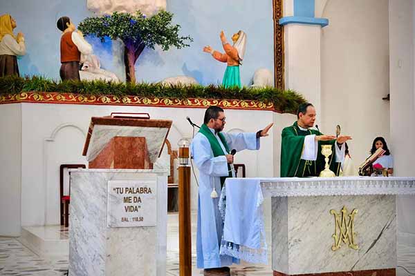 Monseñor José Bacci Trespalacio, Obispo de Santa Marta, junto con el padre Jesús Orozco, oficiando la misa en conmemoración al Día del Periodista en 2025.