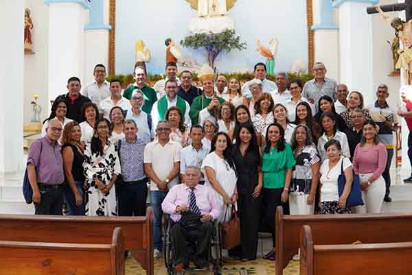 Fotografía de un grupo de periodistas de Santa Marta cedida por la Asociación de Periodistas del Magdalena, tomada el 9 de febrero de 2025, en la parroquia La Candelaria del barrio María Eugenia.