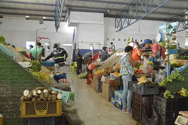 Personas comprando en un centro de abastos. Foto referencia archivo EL INFORMADOR