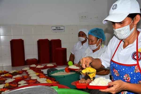 Cocineras de una escuela del distrito sirviendo los alimentos del PAE a los niños. Foto archivo EL INFORMADOR 