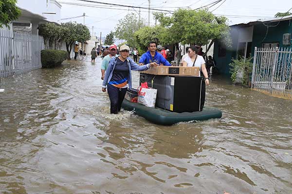 Familias campesinas obligadas a reubicarse por la destrucción de sus viviendas en Tierra Alta. Foto EFE