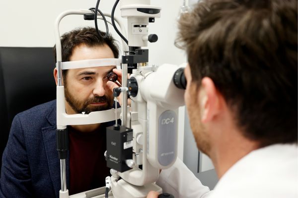 La alimentación desempeña un papel clave en la salud ocular, aportando vitaminas, antioxidantes y ácidos grasos que ayudan a proteger la retina, prevenir daños y mantener un buen funcionamiento de los ojos a lo largo de los años. (Foto: Miranza, grupo líder en centros de excelencia en salud ocular de España, perteneciente a la red paneuropea de centros de oftalmología veonet).