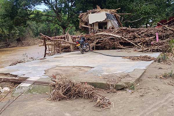 La fuerza de la corriente del río Mendihuaca generada por las lluvias en la parte alta de la Sierra Nevada de Santa Marta, debido al frente frío, causó desastre en el caserío San Tropel. Foto derechos reservados EL INFORMADOR