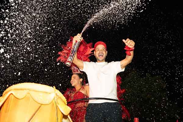 Celebrando el carnaval Pablo Acuña continuó su recorrido desde las carrozas. Foto cortesía