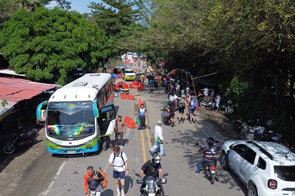 El movimiento de pasajeros y transportadores informales se evidencia a lado y lado del puente sobre el río Mendihuaca. Foto derechos reservados EL INFORMADOR
