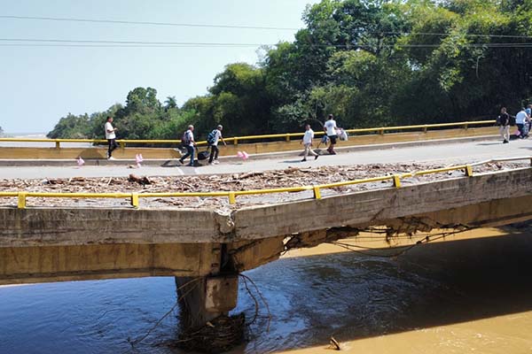 La estructura sobre el río Mendihuaca sufrió graves daños por la fuerte corriente que lo impactó el pasado lunes 2 de febrero, en medio del paso de un frente frío por la región Caribe. La situación mantiene restringido el paso vehicular. Fotos derechos reservados EL INFORMADOR
