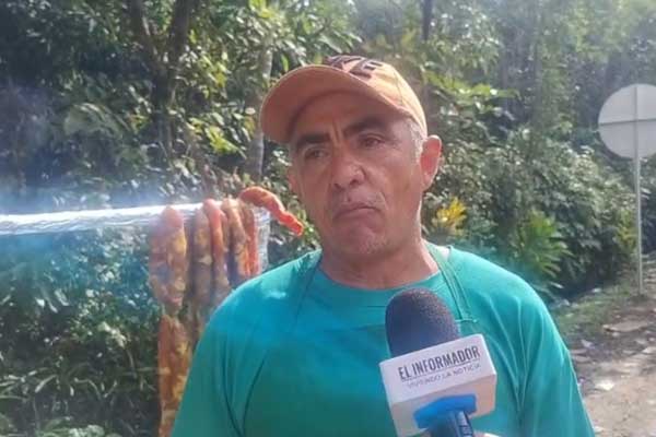 José Suárez, vendedor de comida en la carretera. Foto derechos reservados EL INFORMADOR