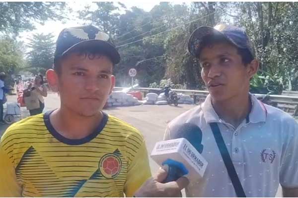 Misael y Dionangel Durán, hermanos que se rebuscan con una carretilla. Foto derechos reservados EL INFORMADOR