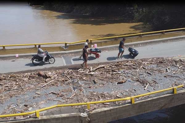 Los rebuscadores en cierta forma se exponen al peligro del desplome del puente a su paso. Foto derechos reservados EL INFORMADOR