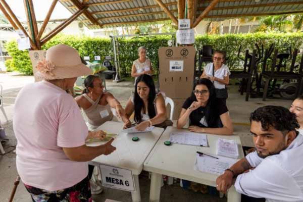 Personas ejerciendo su derecho a voto. Foto archivo Registraduría