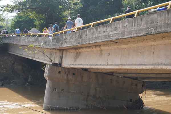 El puente sobre el río Mendihuaca colapsó el pasado 2 de febrero luego que el paso de un frente frío originara una creciente del afluente debido a las fuertes lluvias en la parte alta de la Sierra Nevada de Santa Marta. Foto derechos reservados EL INFORMNADOR