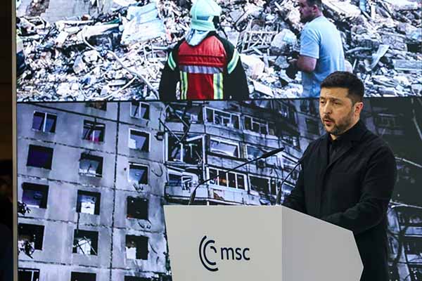 El presidente ucraniano, Volodímir Zelenski, dijo que dividir Ucrania para contentar a Rusia no traerá una paz real. EFE/Ronald Wittek